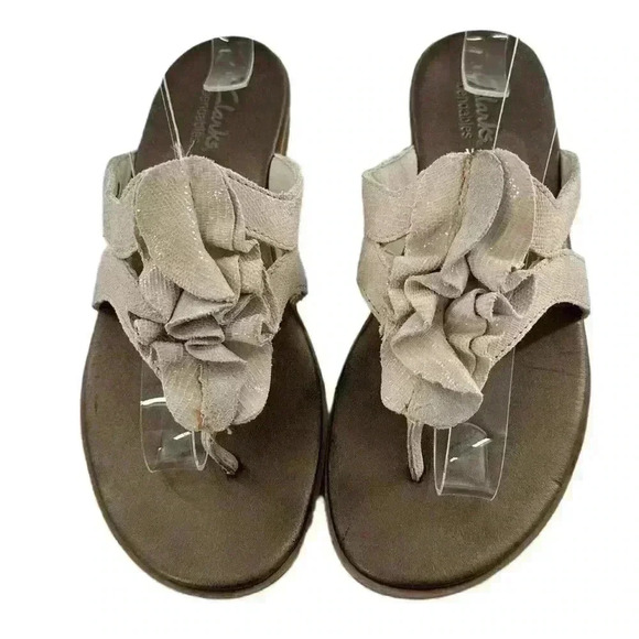 Clarks bendable sandals size 6 gray snakeskin print metallic floral flip flops - Picture 2 of 12